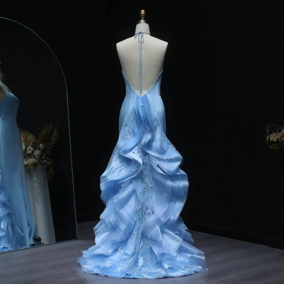 فستان انيق بتصميم ساحر مع ذيل طويل