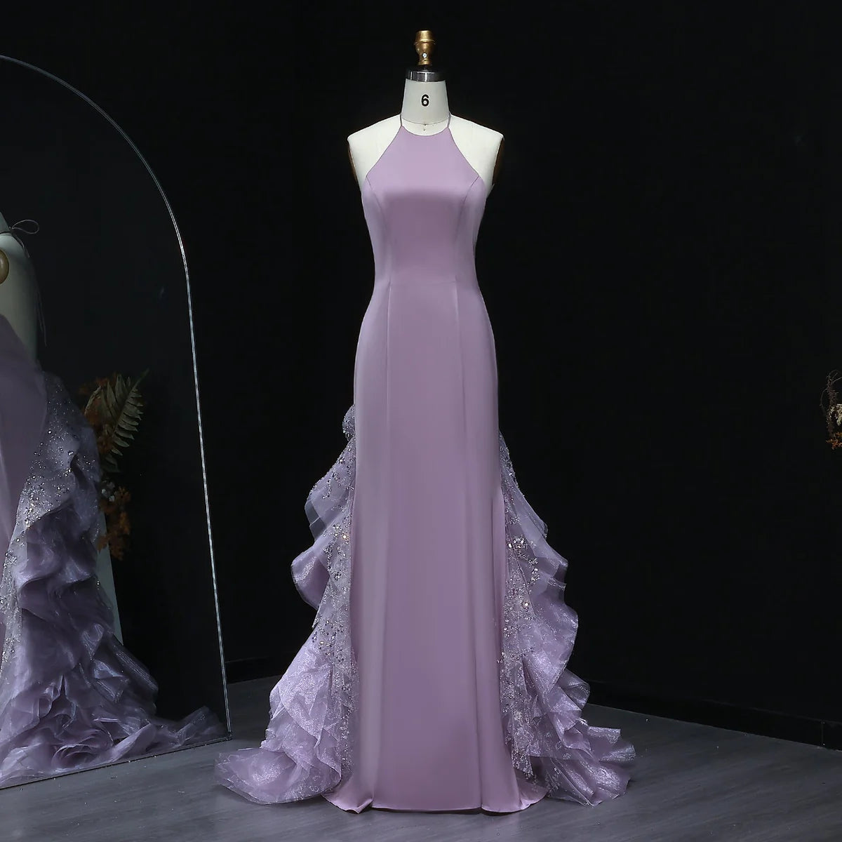 فستان انيق بتصميم ساحر مع ذيل طويل