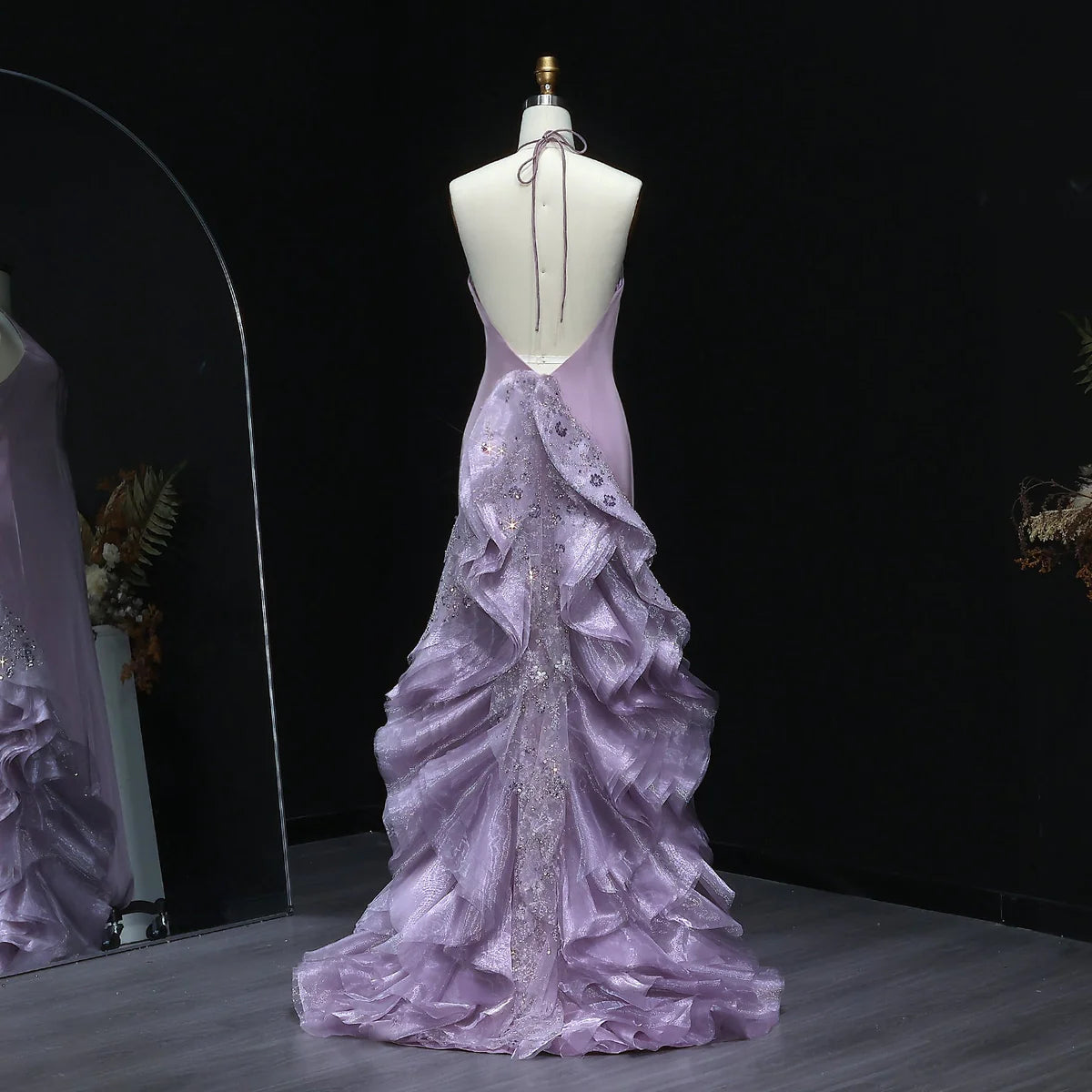 فستان انيق بتصميم ساحر مع ذيل طويل