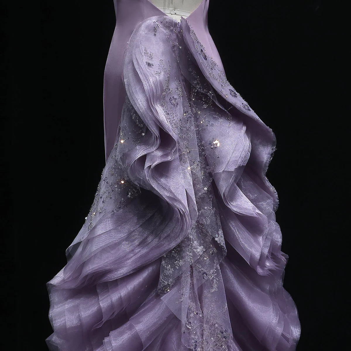 فستان انيق بتصميم ساحر مع ذيل طويل