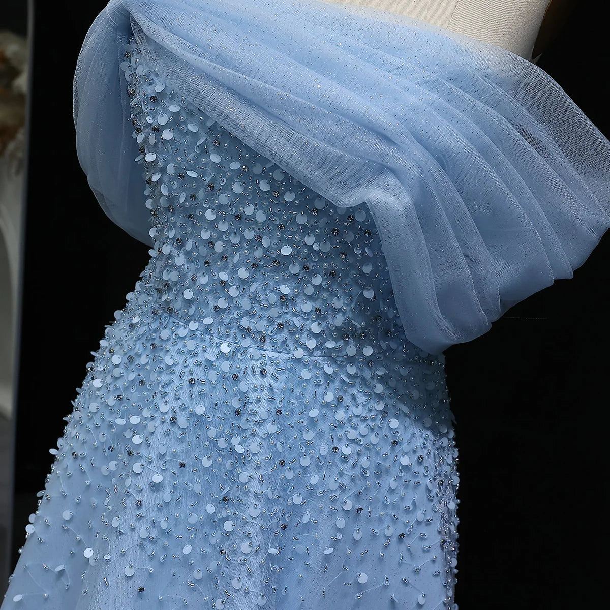 فستان فاخر مطرز بتصميم أنثوي