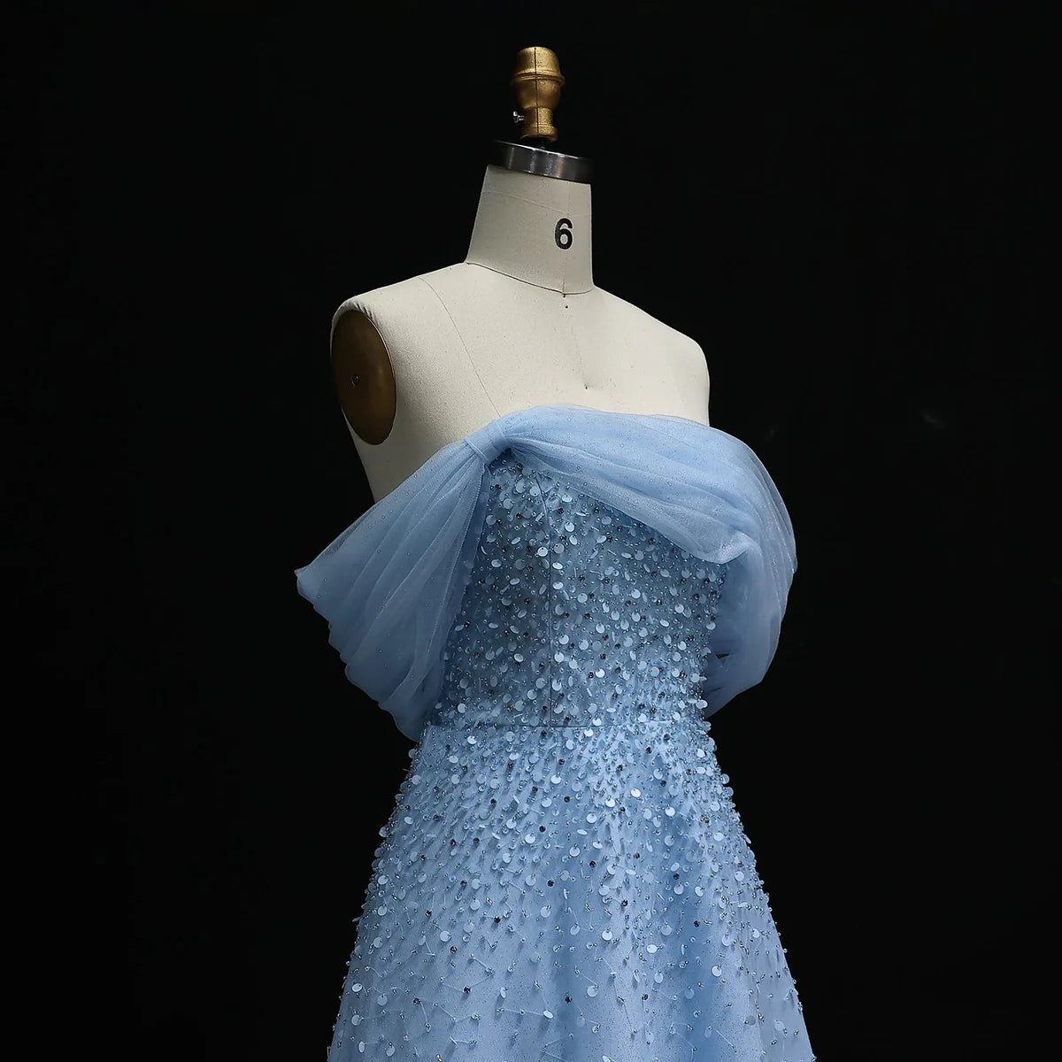 فستان فاخر مطرز بتصميم أنثوي