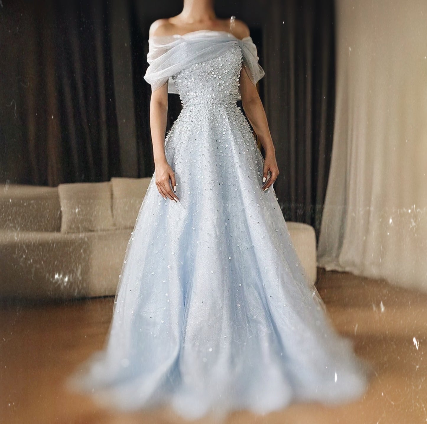 فستان فاخر مطرز بتصميم أنثوي