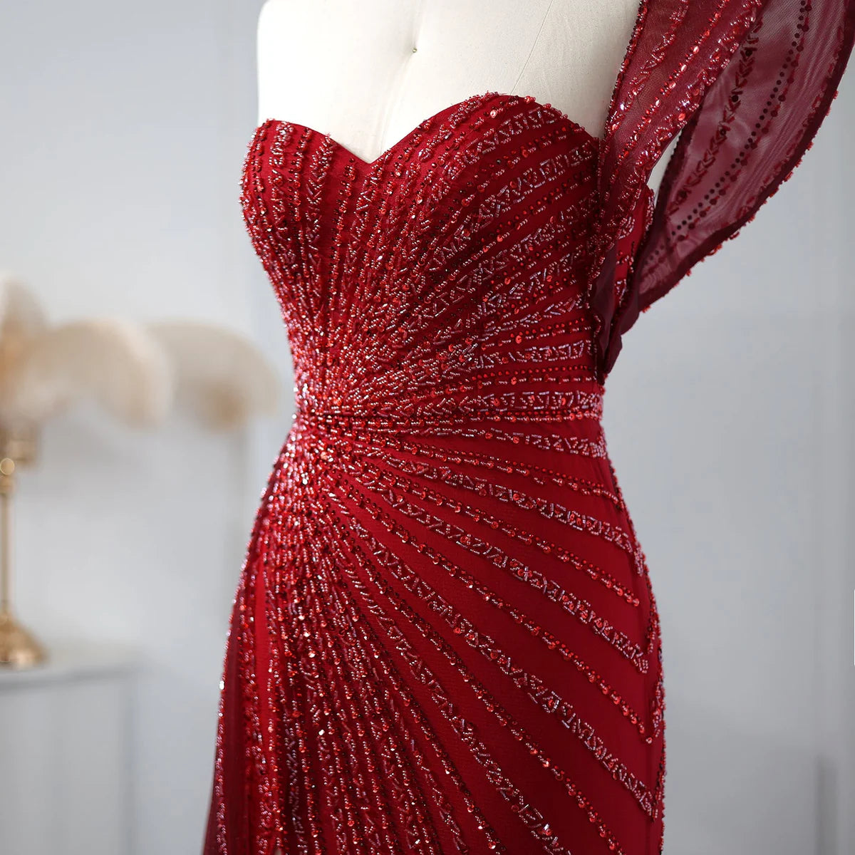 فستان مطرز بتصميم فاخر مع ذيل طويل