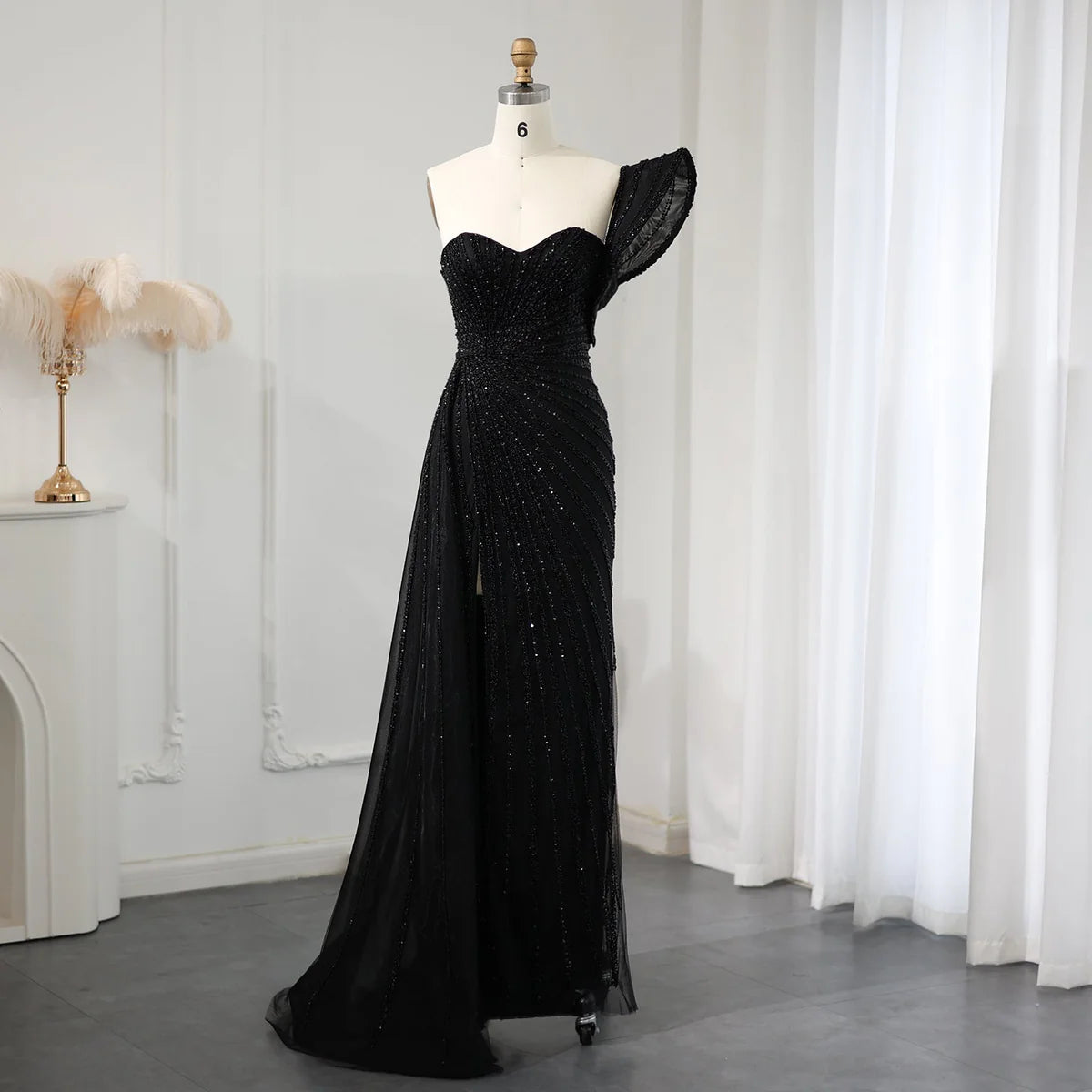 فستان مطرز بتصميم فاخر مع ذيل طويل