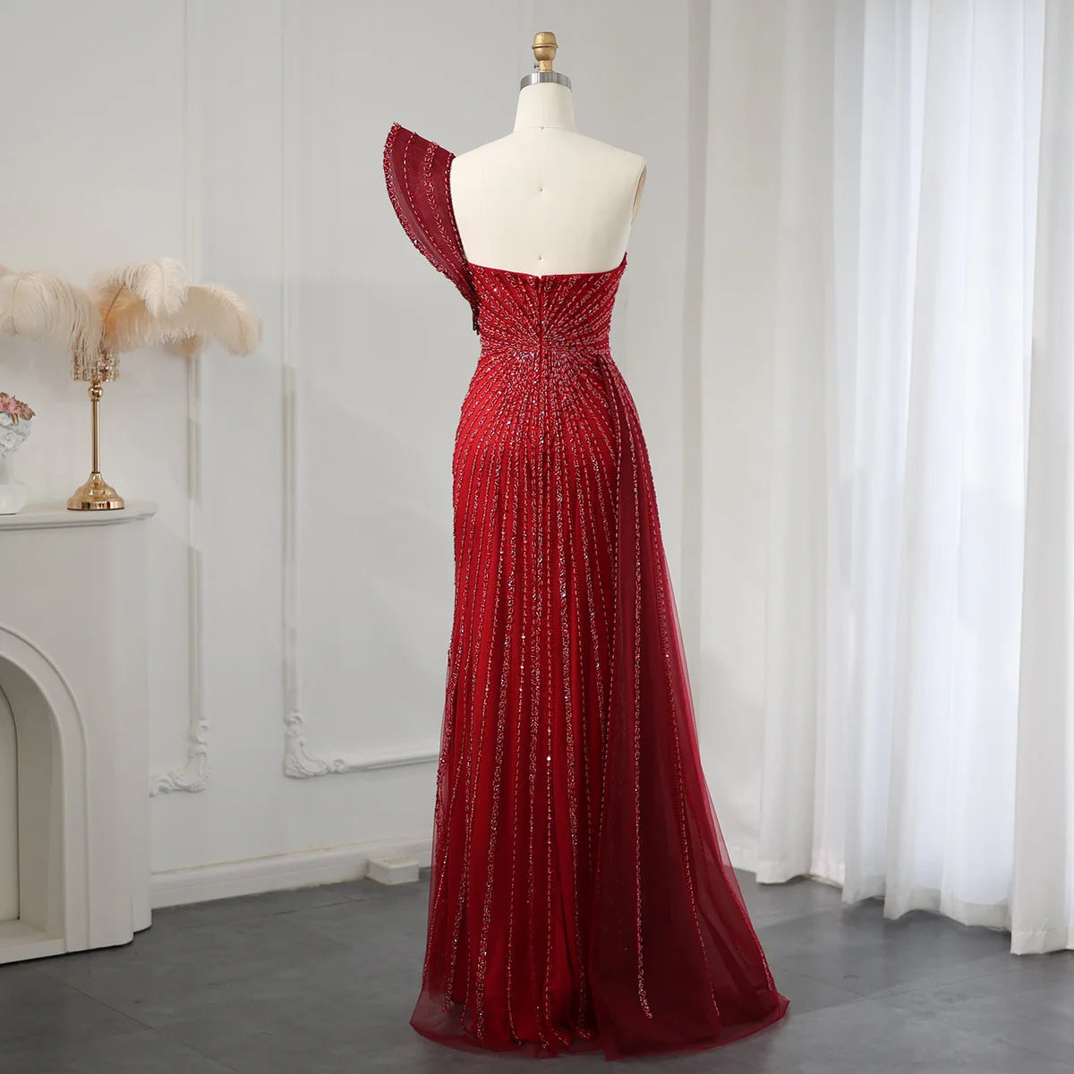 فستان مطرز بتصميم فاخر مع ذيل طويل