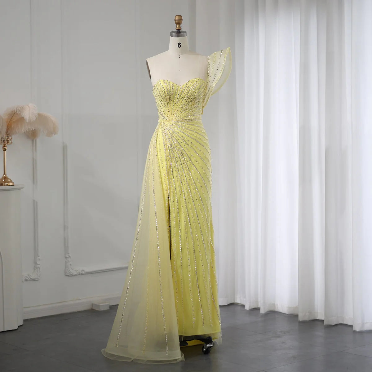 فستان مطرز بتصميم فاخر مع ذيل طويل