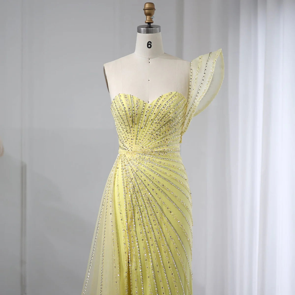 فستان مطرز بتصميم فاخر مع ذيل طويل