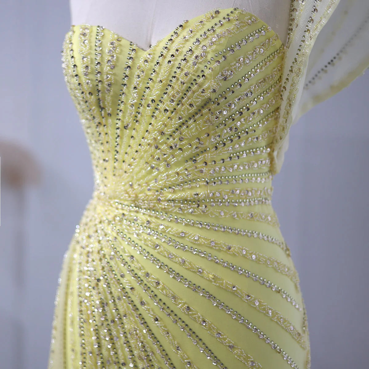 فستان مطرز بتصميم فاخر مع ذيل طويل