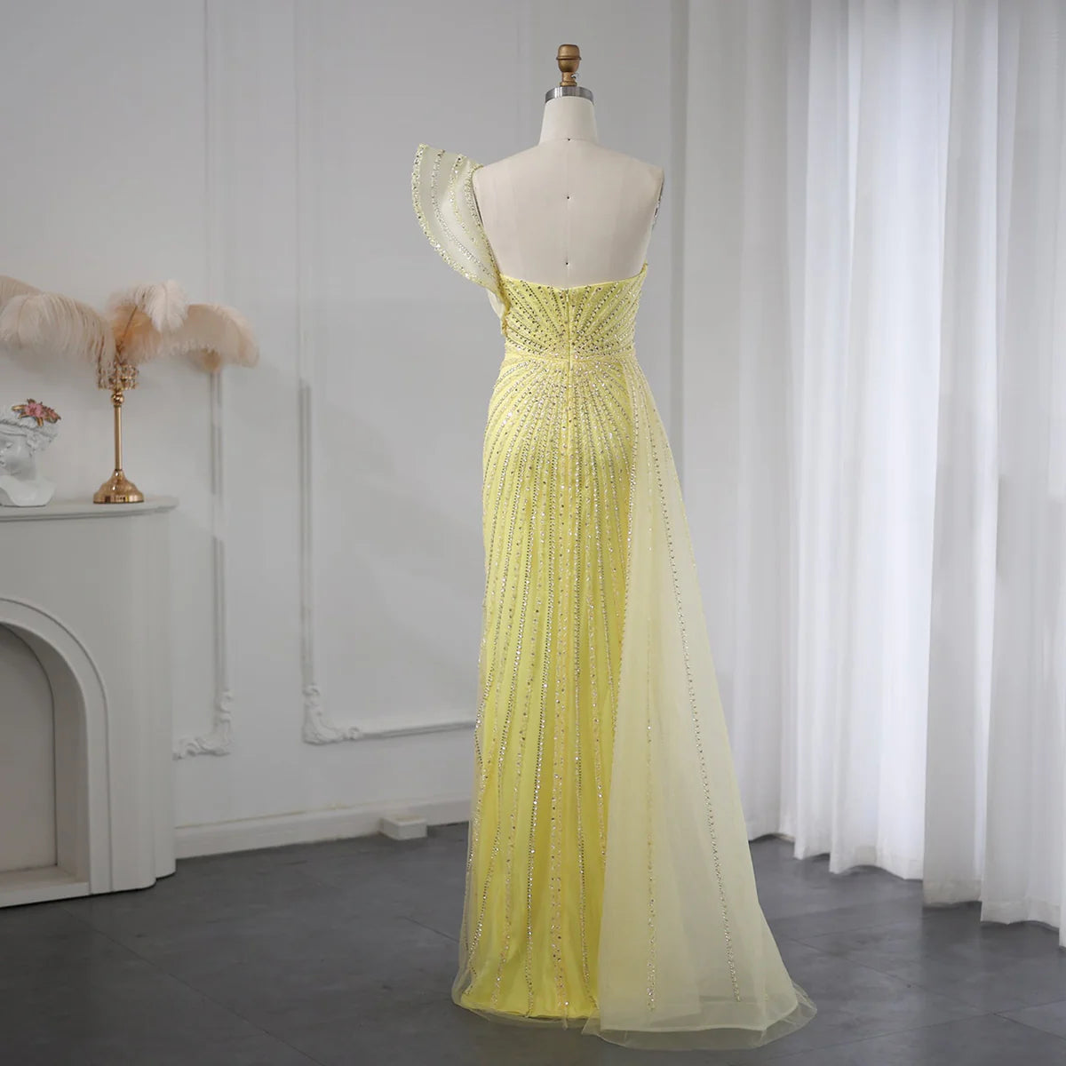 فستان مطرز بتصميم فاخر مع ذيل طويل