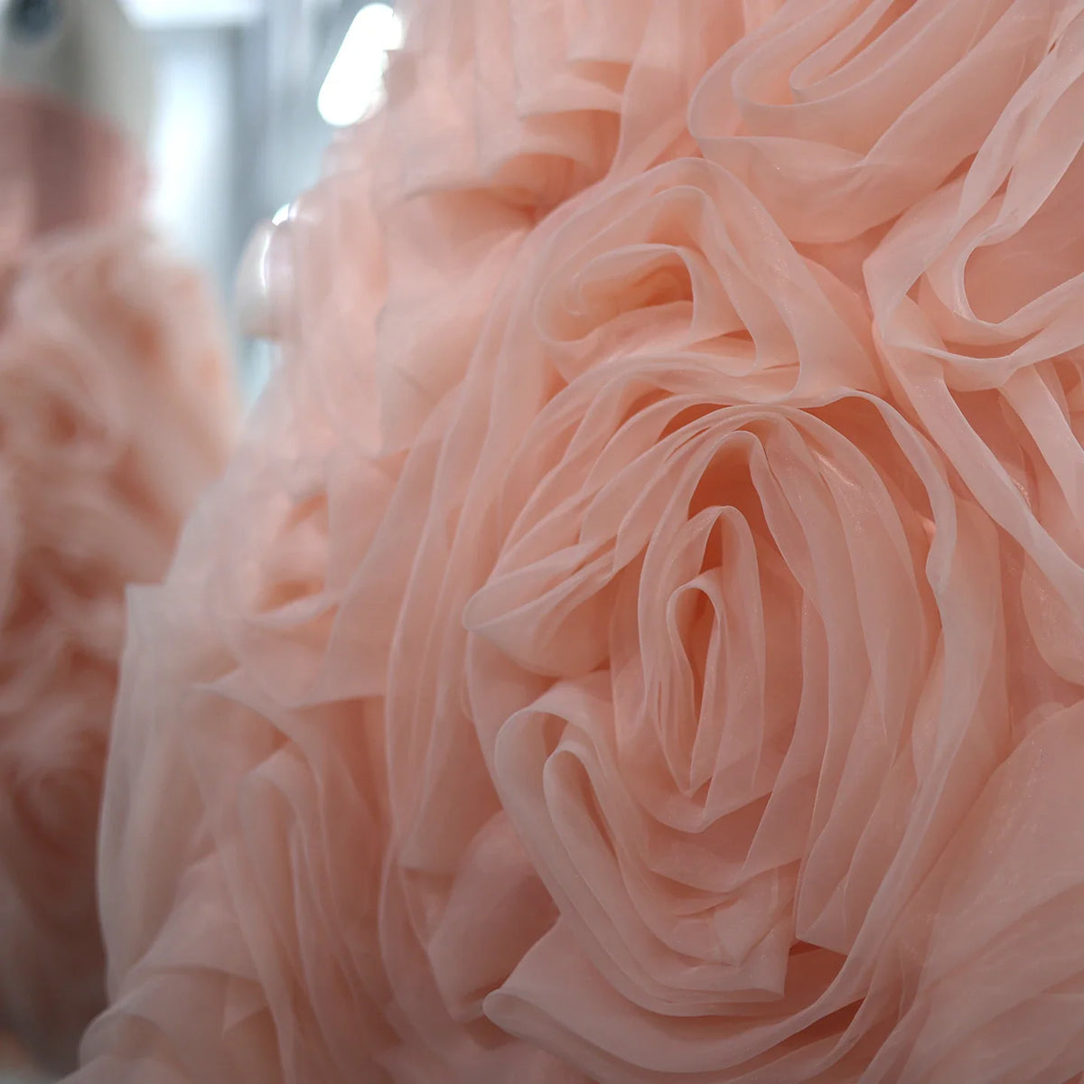 فستان فاخر بتصميم ورد ثلاثي الأبعاد