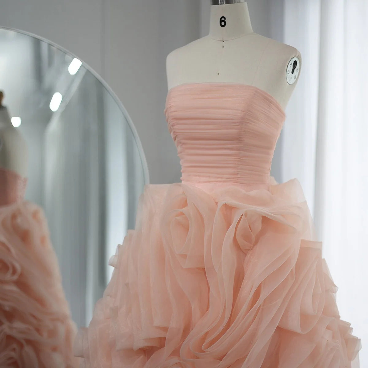 فستان فاخر بتصميم ورد ثلاثي الأبعاد