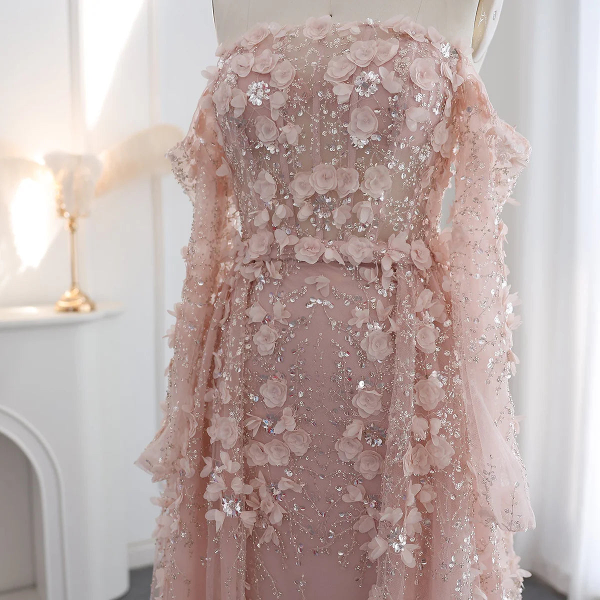 فستان بورود بارزه وذيل طويل بتطريز فاخر