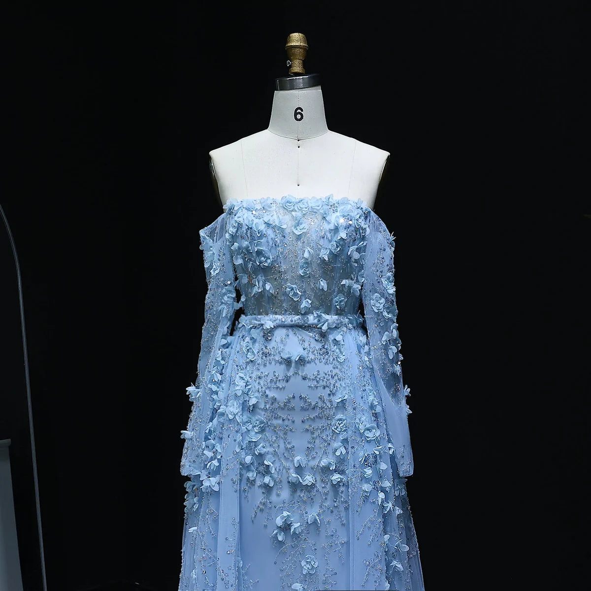 فستان بورود بارزه وذيل طويل بتطريز فاخر