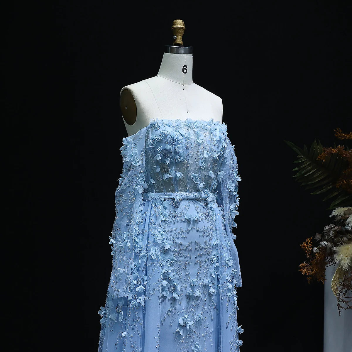 فستان بورود بارزه وذيل طويل بتطريز فاخر