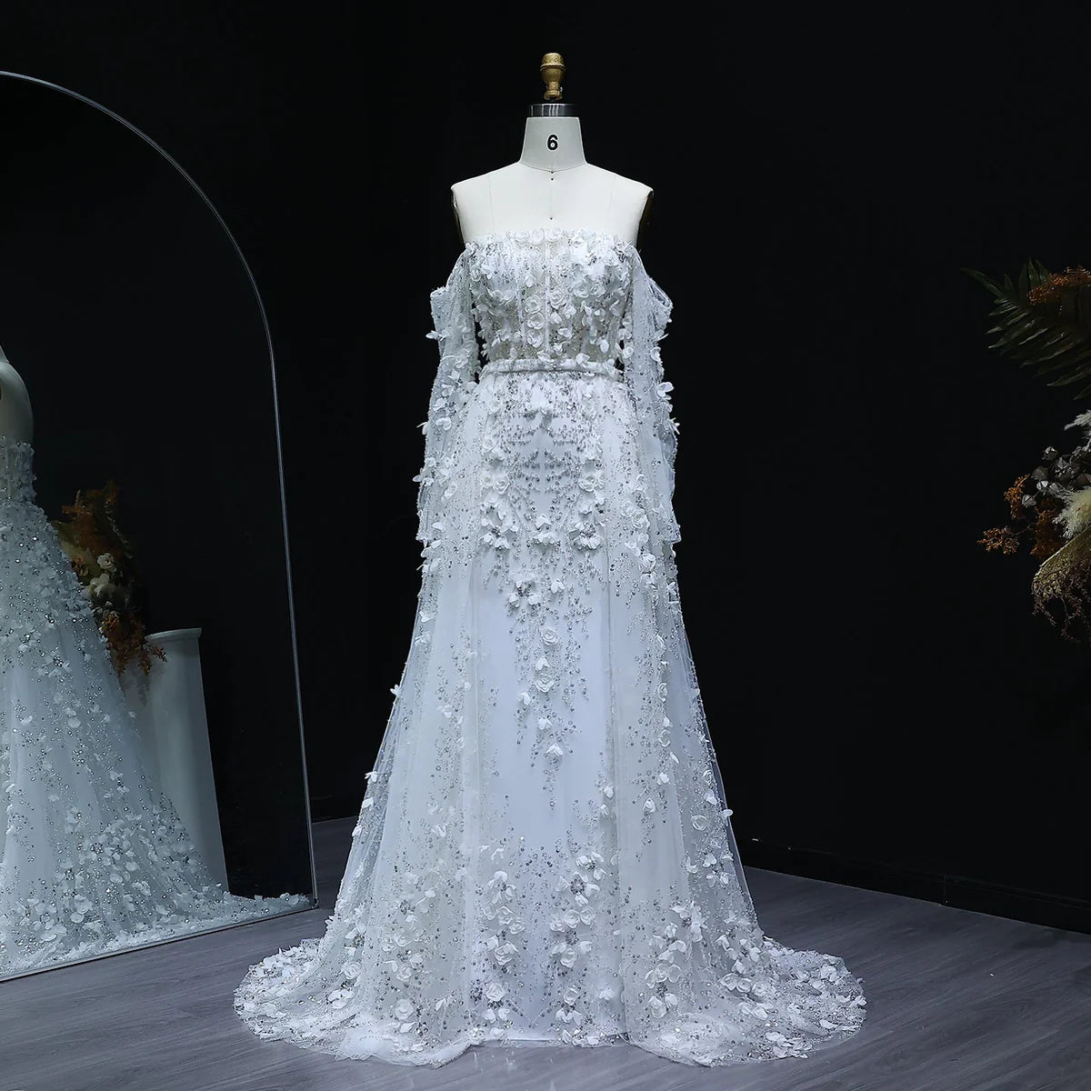 فستان بورود بارزه وذيل طويل بتطريز فاخر