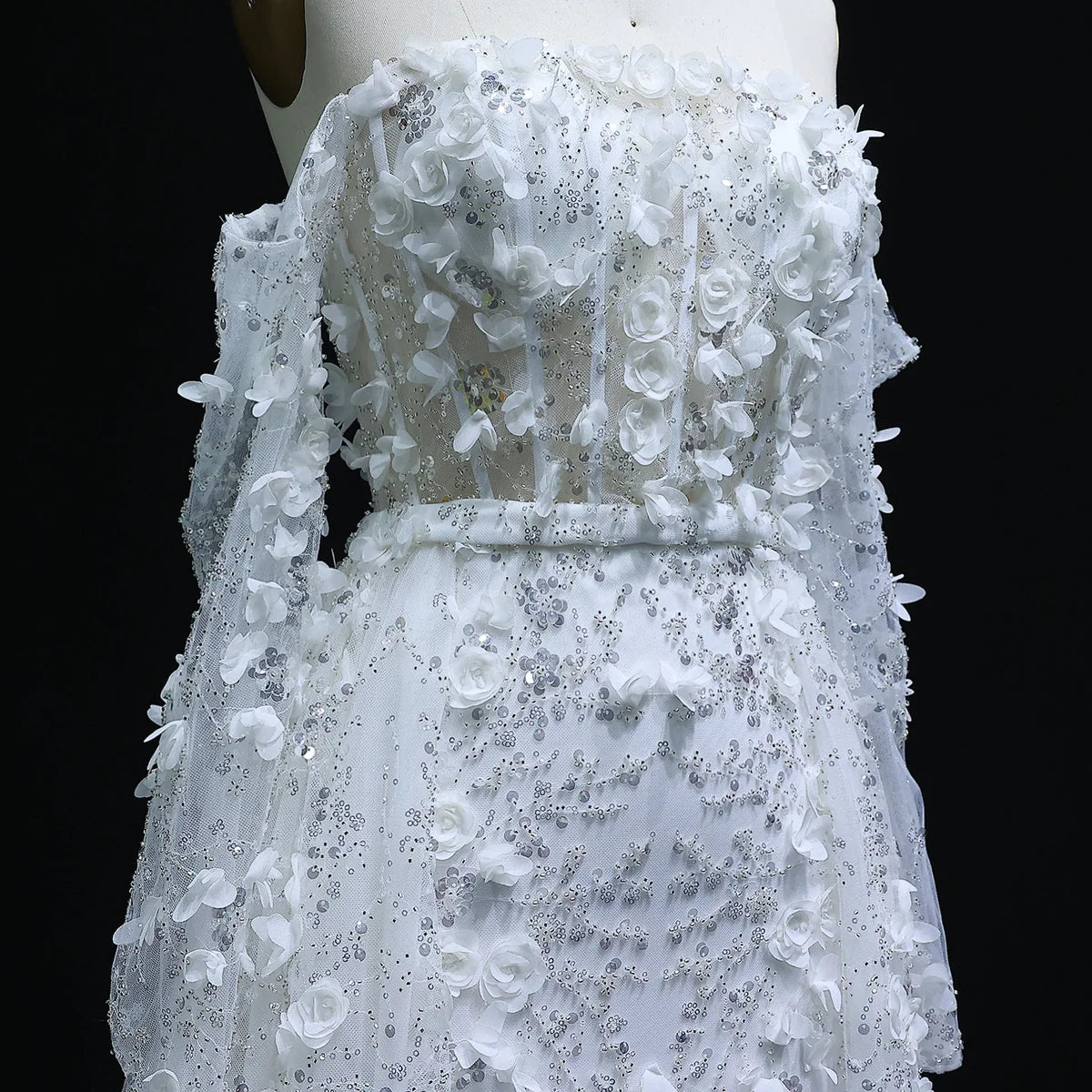 فستان بورود بارزه وذيل طويل بتطريز فاخر