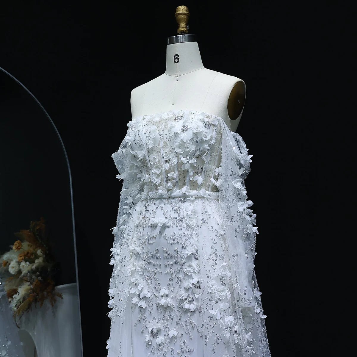 فستان بورود بارزه وذيل طويل بتطريز فاخر