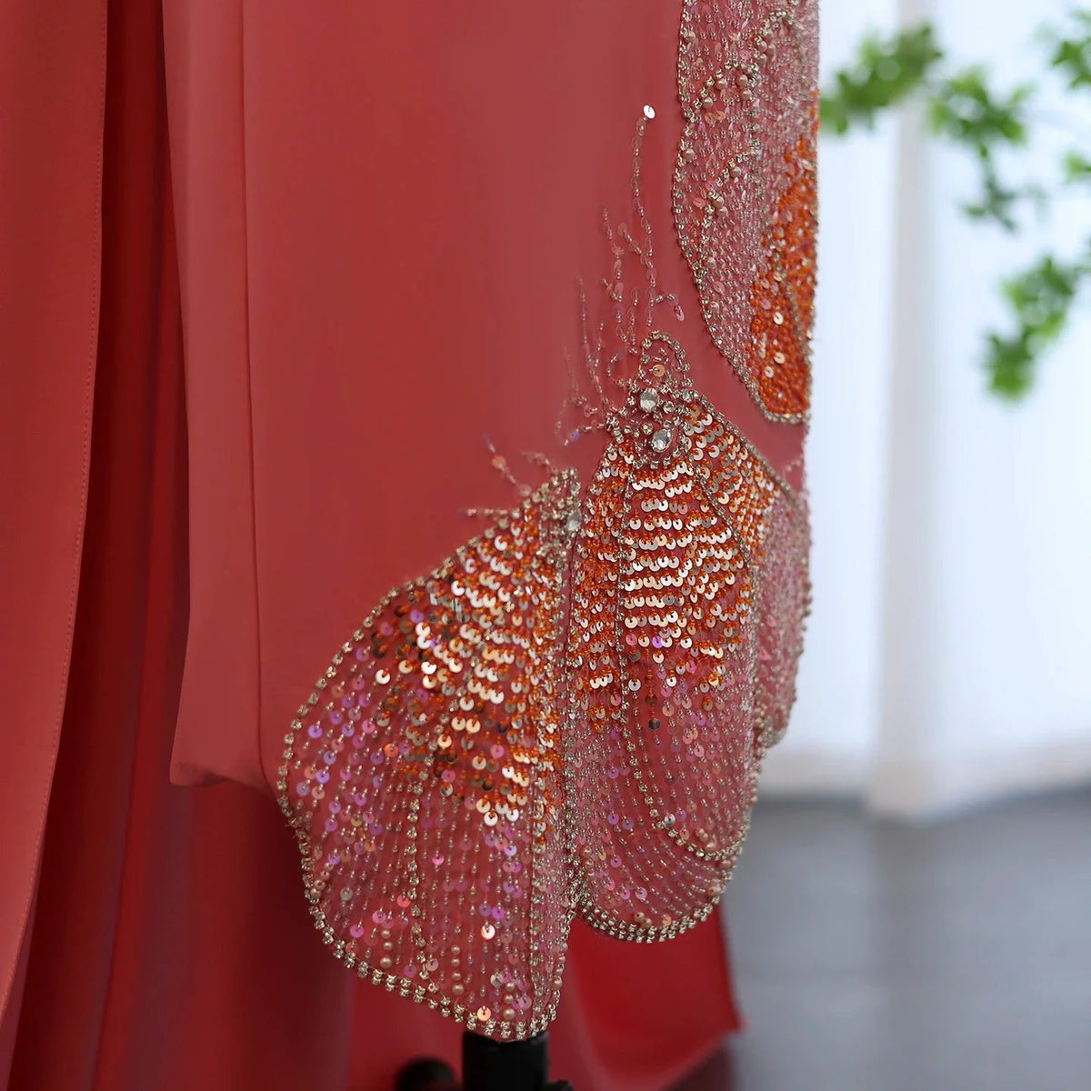 فستان مطرز بطابع أنثوي وذيل طويل