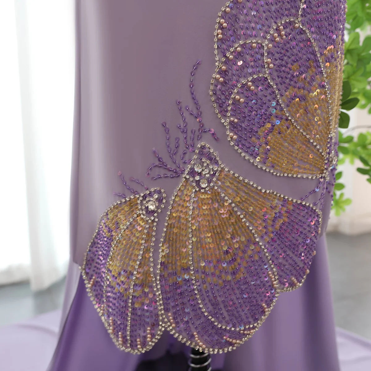 فستان مطرز بطابع أنثوي وذيل طويل