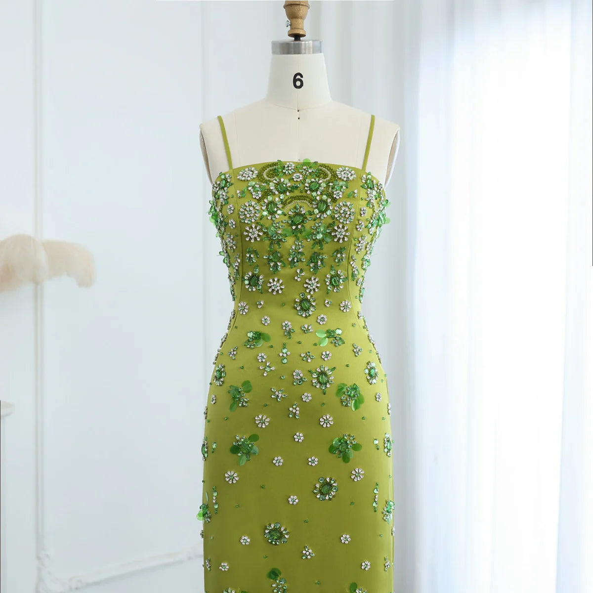 فستان بتصميم مميز مزين بالكريستال والزخارف الراقيه