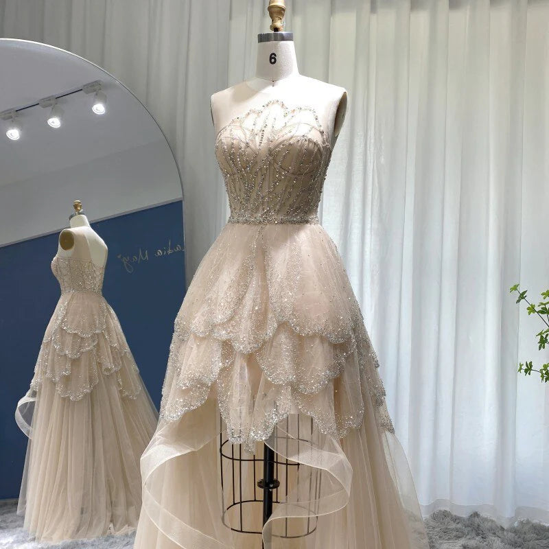 فستان فاخر بتصميم بتلات ورد مموجه ومطرزه