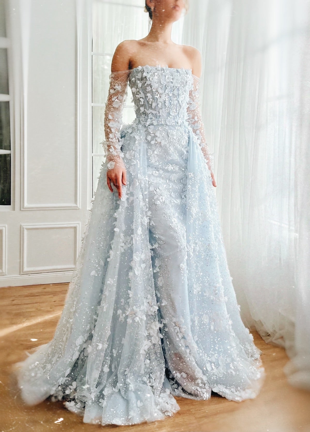 فستان بورود بارزه وذيل طويل بتطريز فاخر