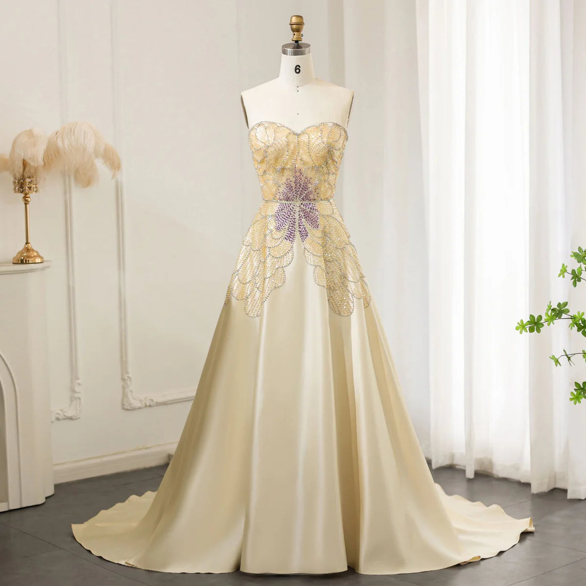 فستان فاخر مطرز بتصميم بترفلاي مع ذيل