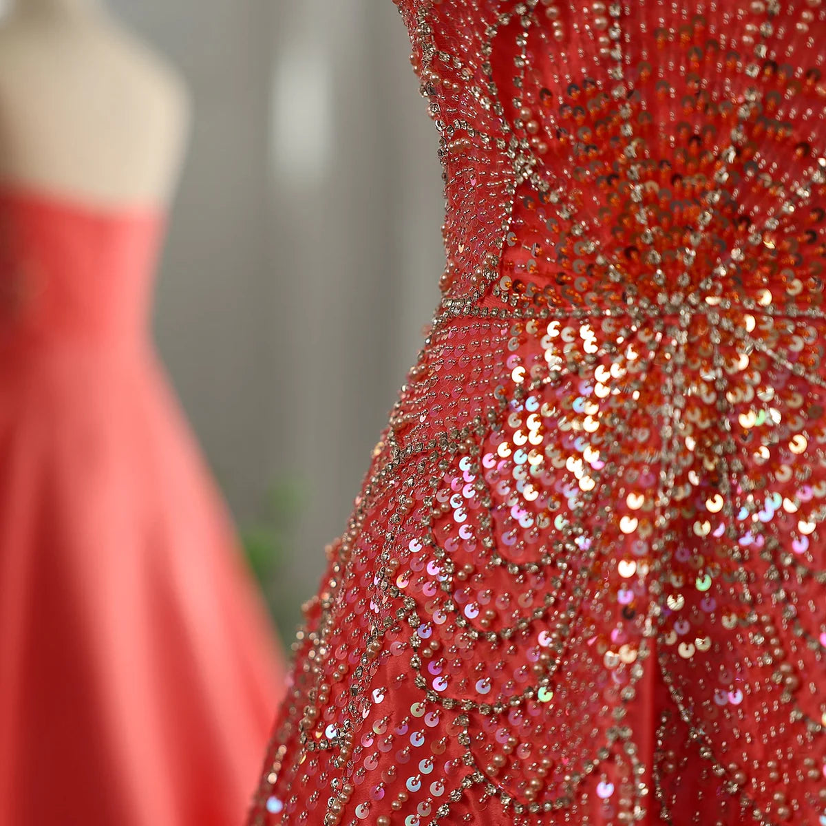 فستان فاخر مطرز بتصميم بترفلاي مع ذيل