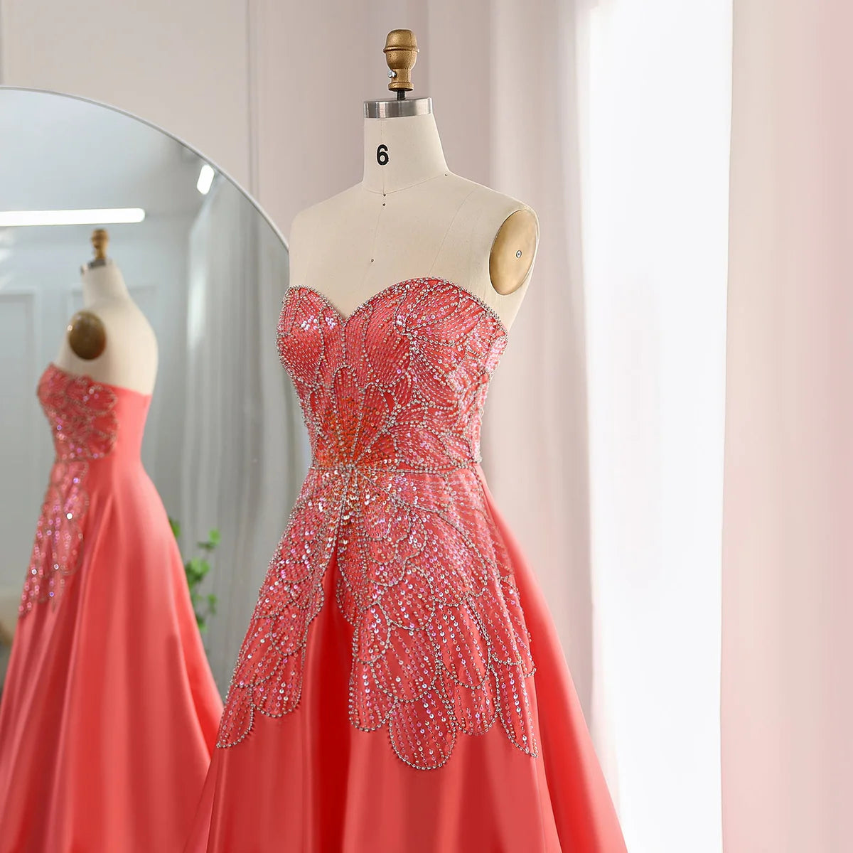 فستان فاخر مطرز بتصميم بترفلاي مع ذيل