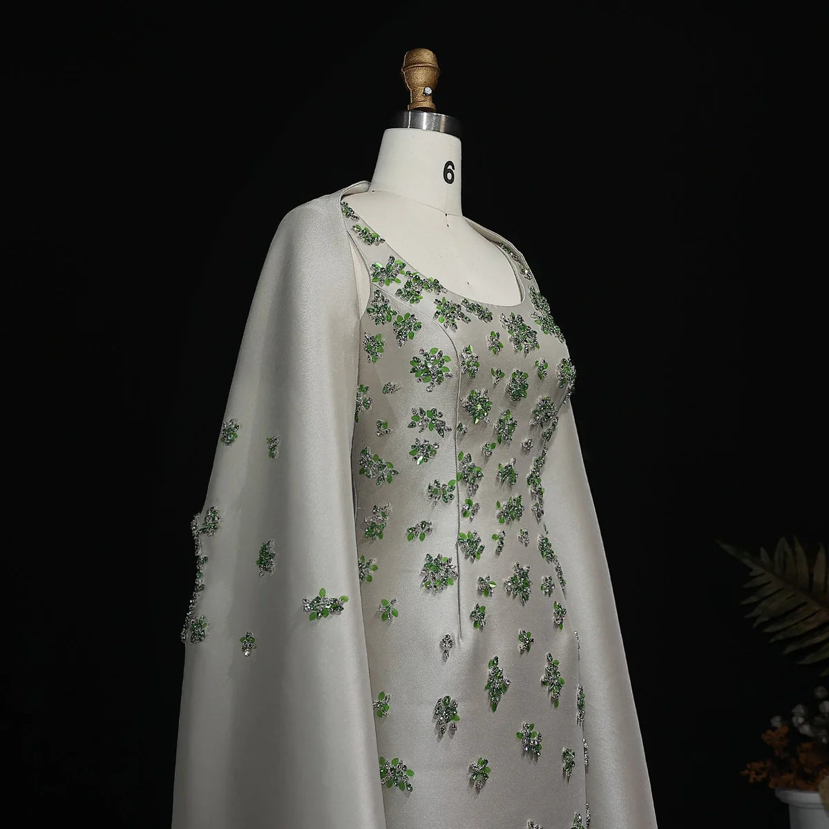 فستان انيق مزين بالكريستال مع كايب