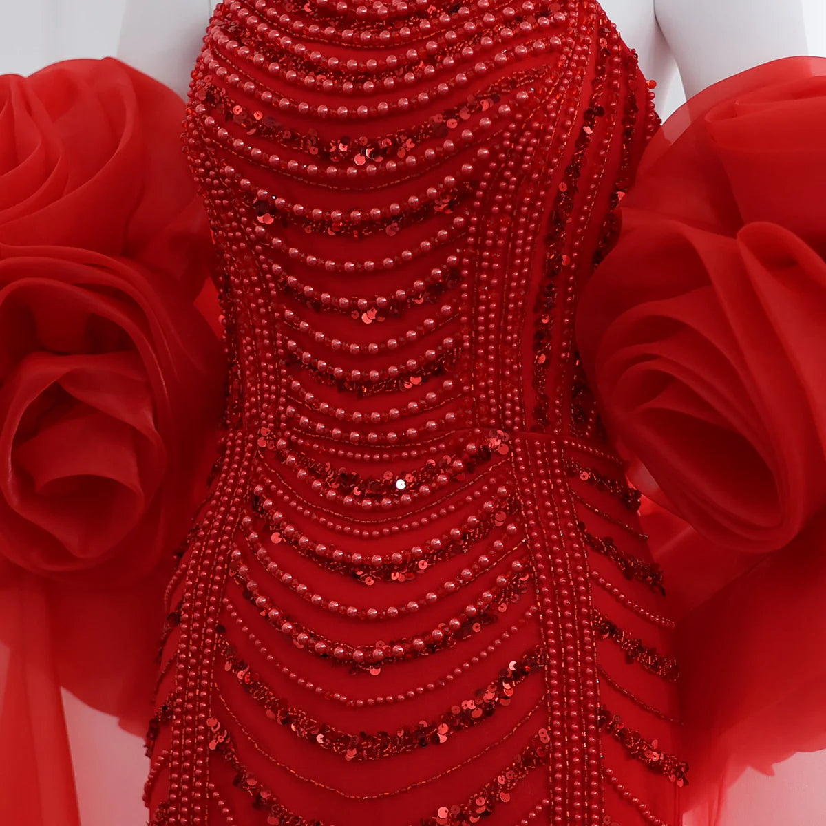 فستان فاخر بتطريز يدوي ومزين باللآلئ مع أكمام طويله بتصميم ورود