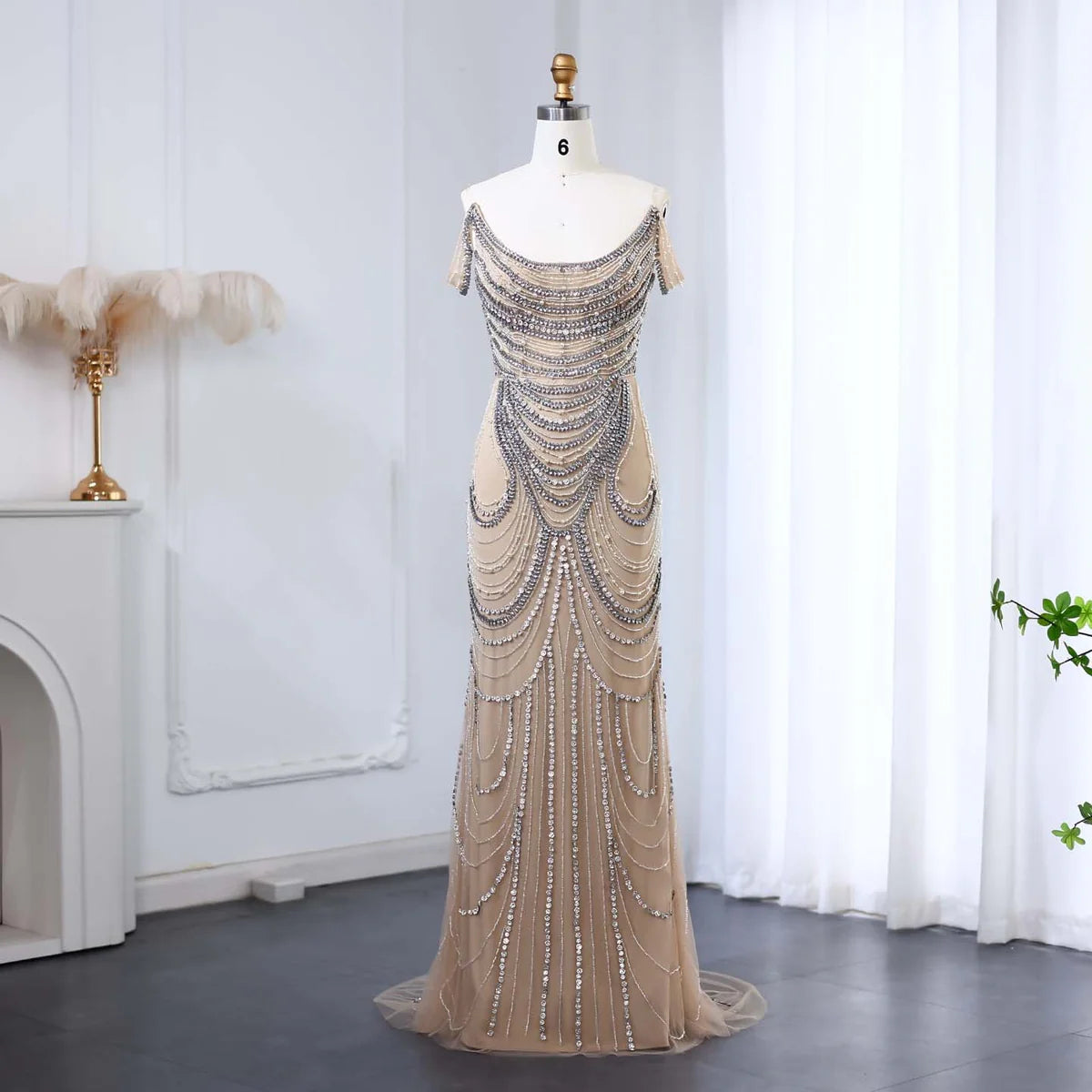 فستان فاخر بتصميم مميز مطرز ومزين بالكريستال