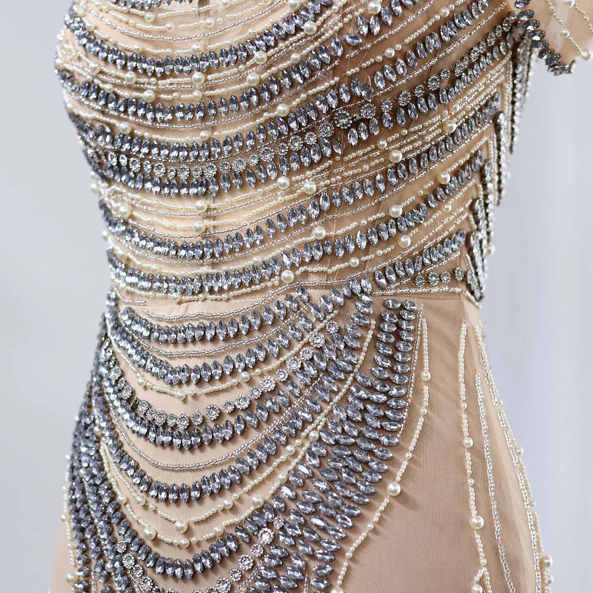 فستان فاخر بتصميم مميز مطرز ومزين بالكريستال