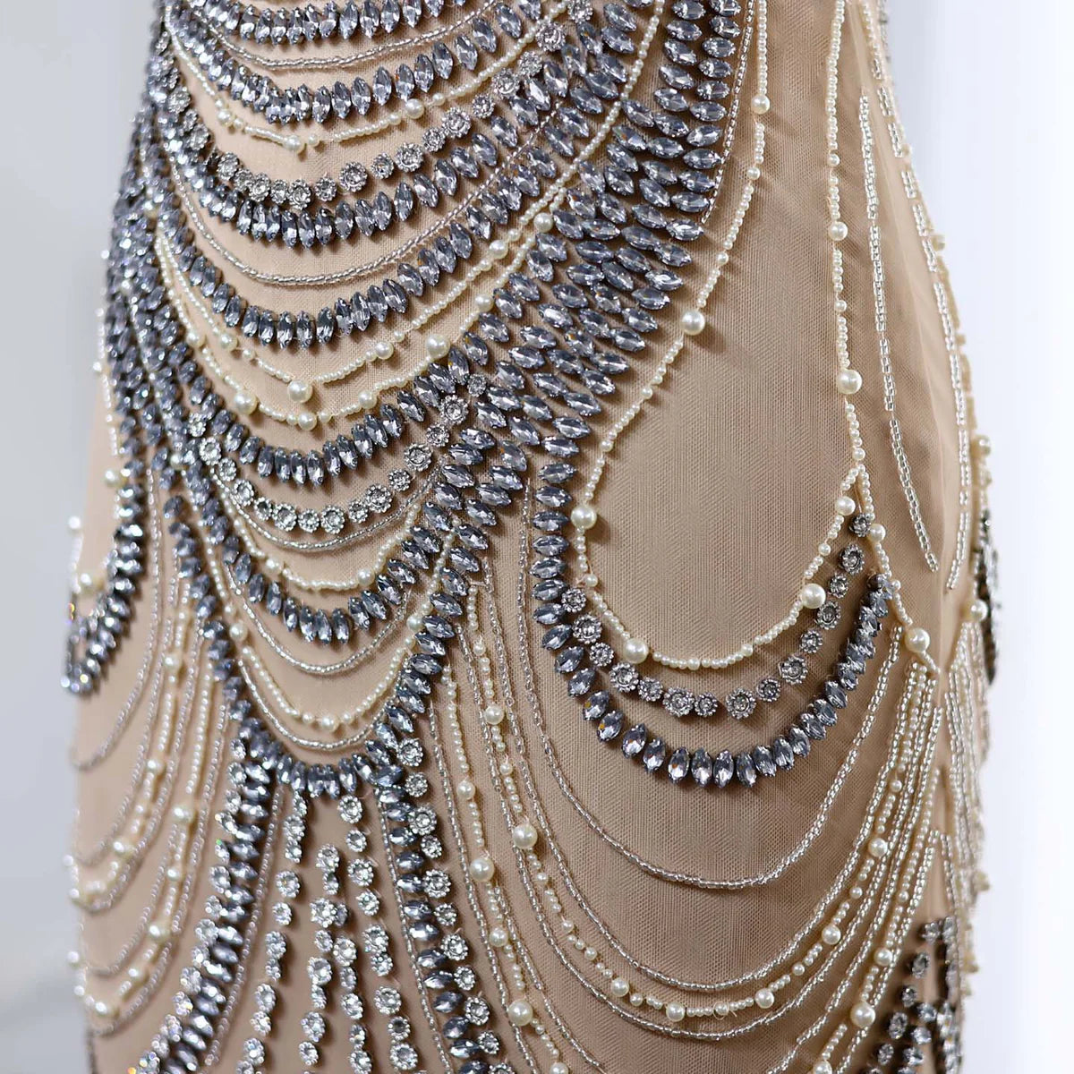 فستان فاخر بتصميم مميز مطرز ومزين بالكريستال