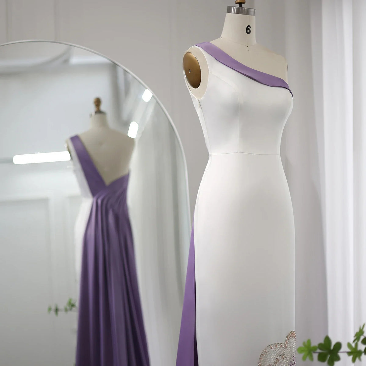 فستان مميز بتصميم أوف شولدر وتطريز بترفلاي