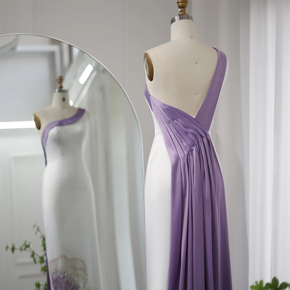 فستان مميز بتصميم أوف شولدر وتطريز بترفلاي