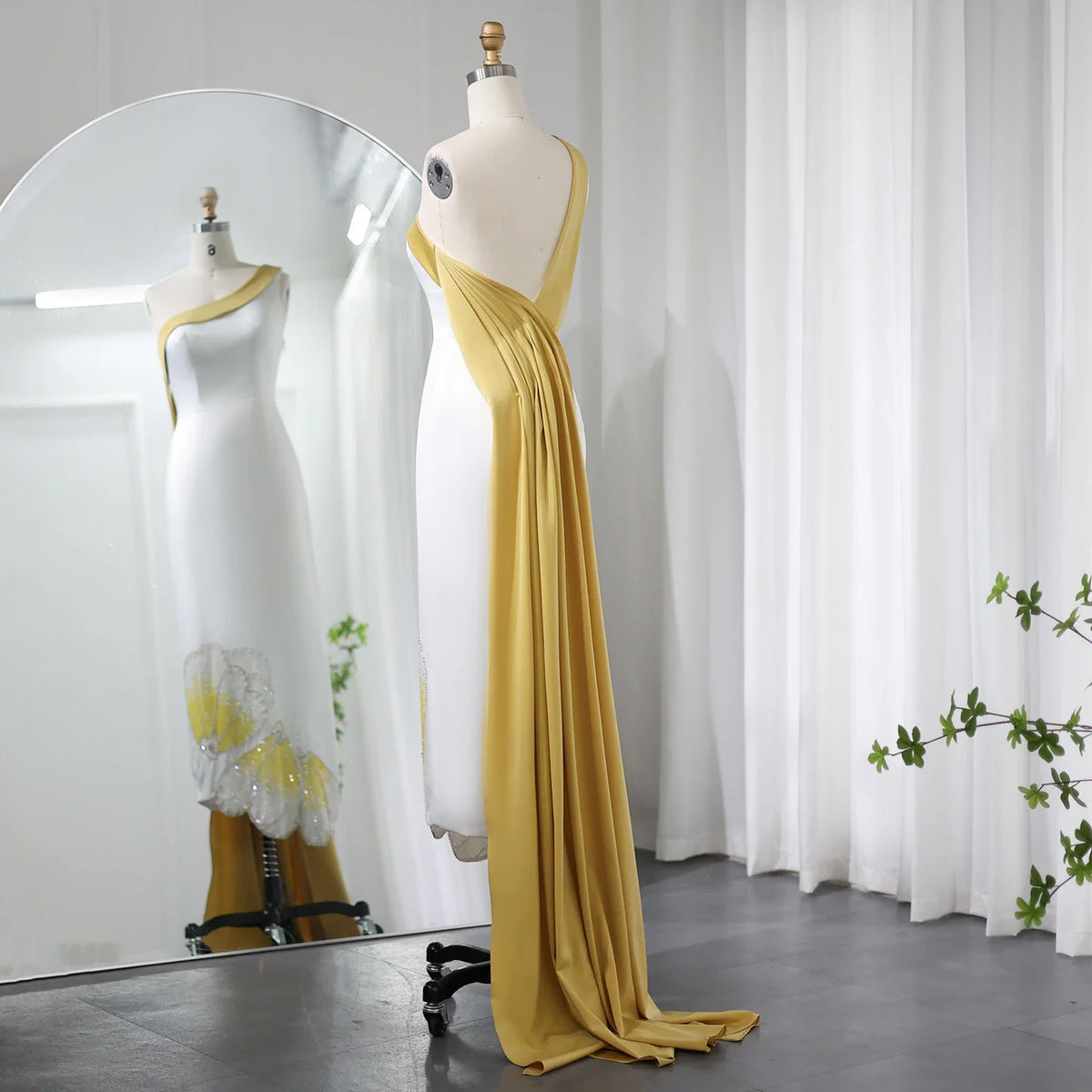 فستان مميز بتصميم أوف شولدر وتطريز بترفلاي