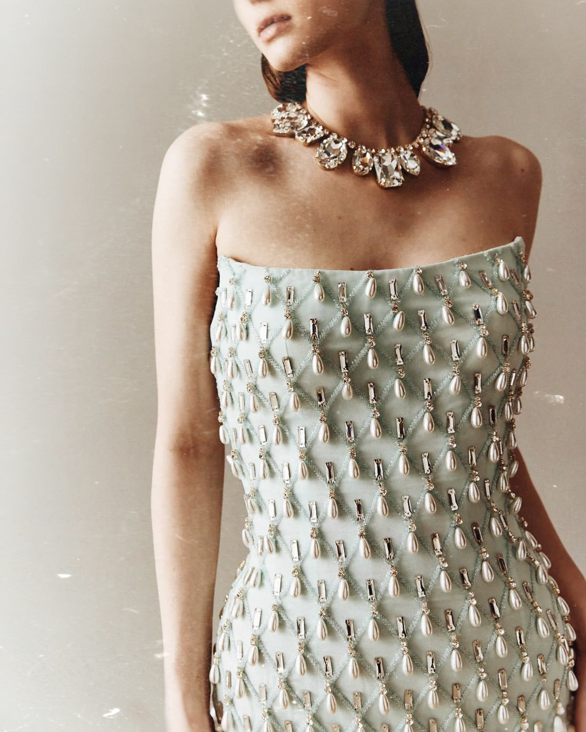 فستان فاخر مزين بالكريستال واللآلئ مع ذيل طويل