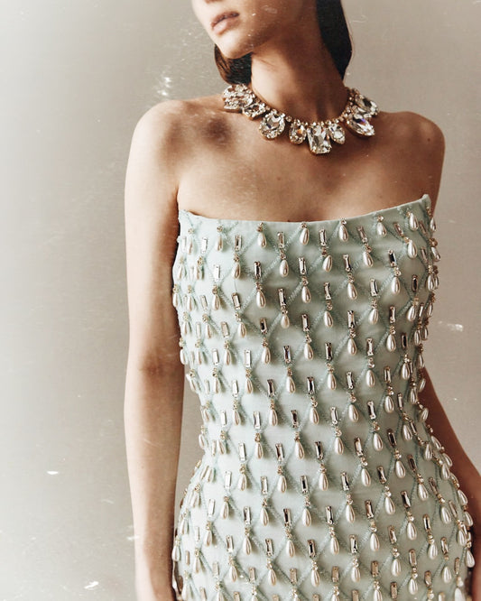 فستان فاخر مزين بالكريستال واللآلئ مع ذيل طويل