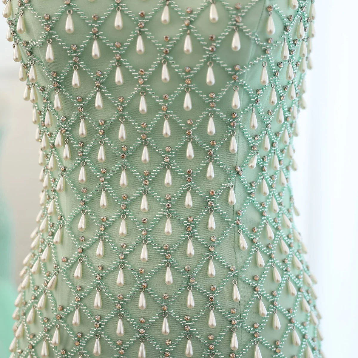 فستان فاخر مزين بالكريستال واللآلئ مع ذيل طويل