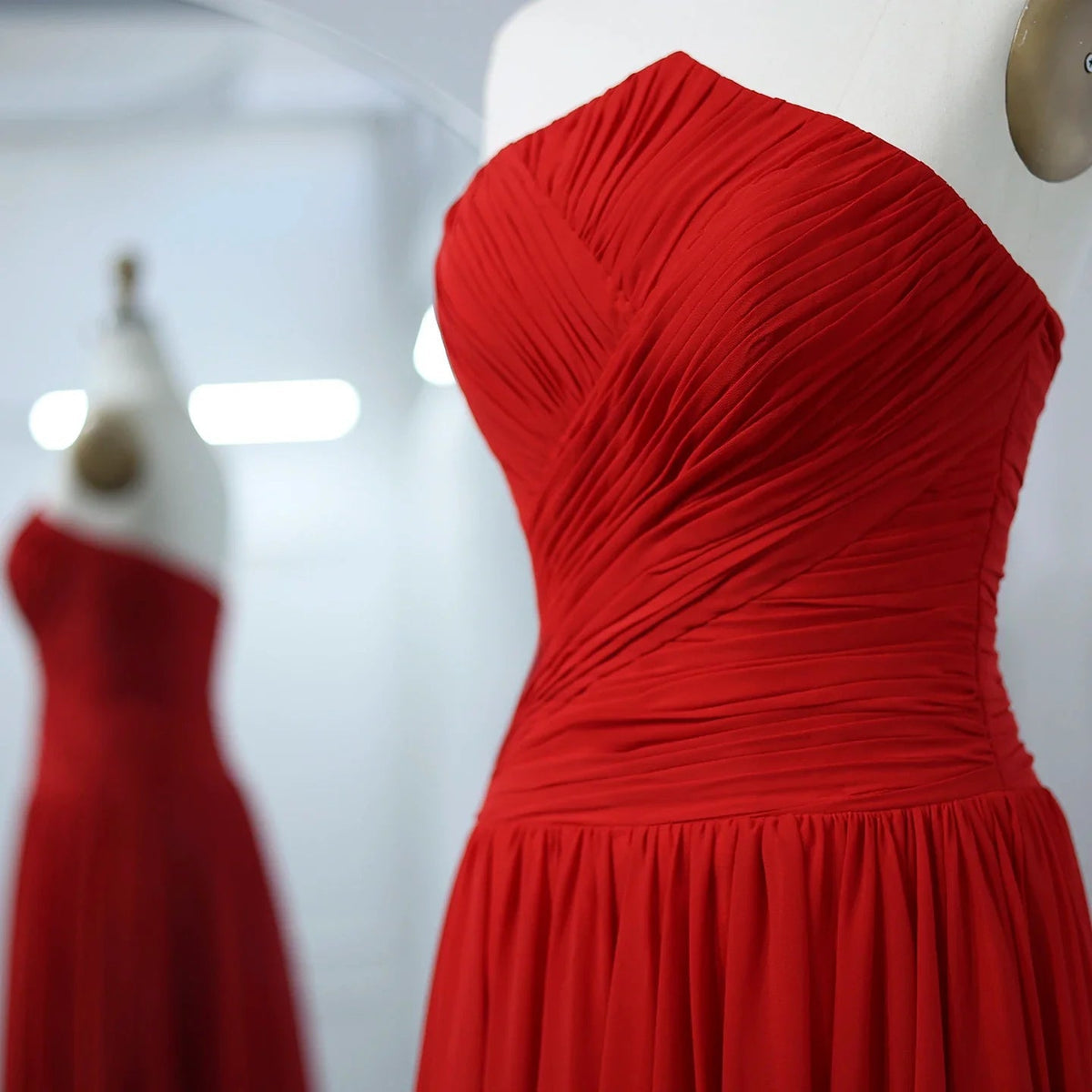 فستان راقي مصمم بالشيفون للمسه انسيابية