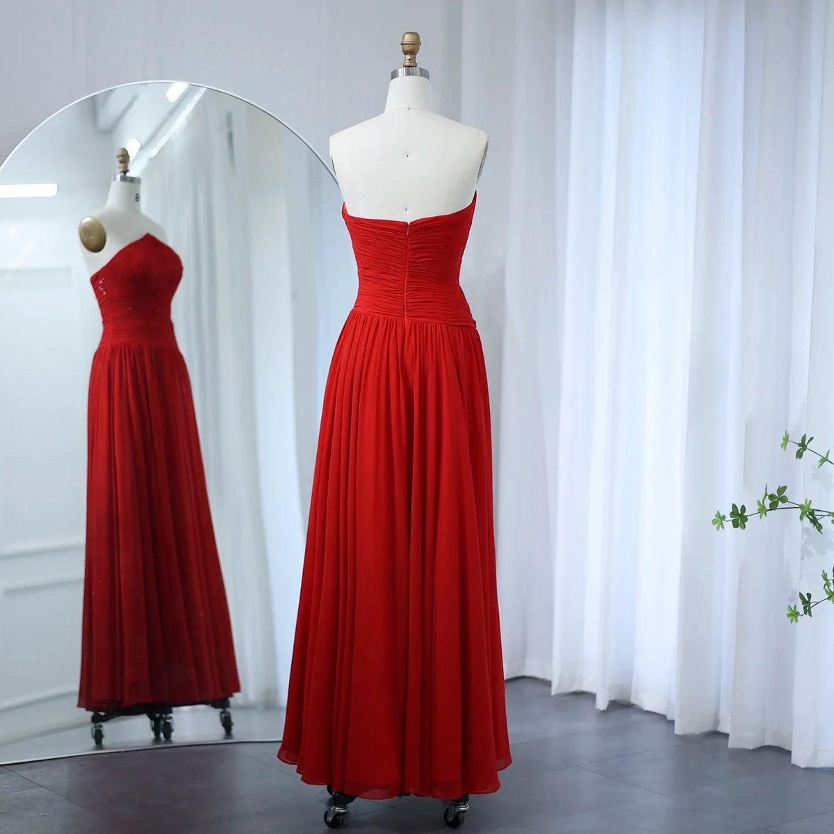 فستان راقي مصمم بالشيفون للمسه انسيابية