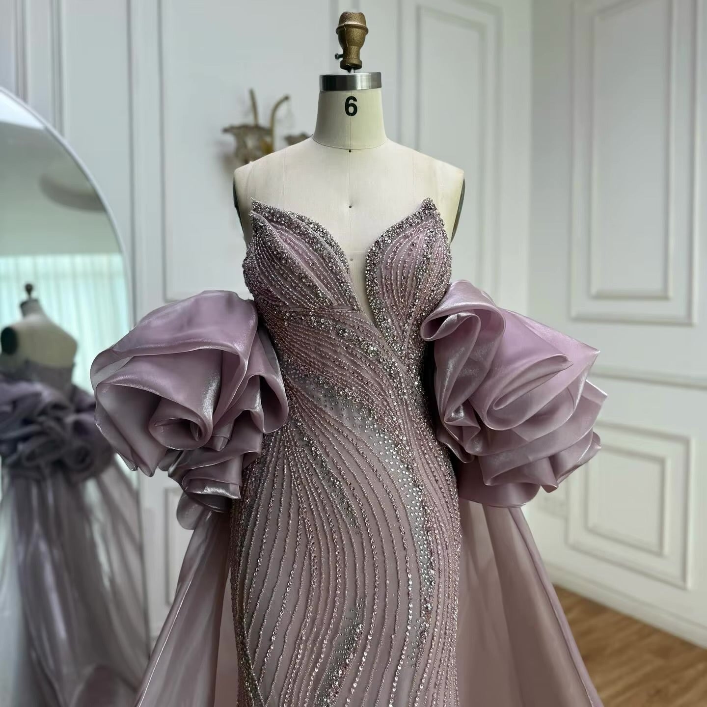 فستان فاخر مطرز مع كايب للمسه أنيقة