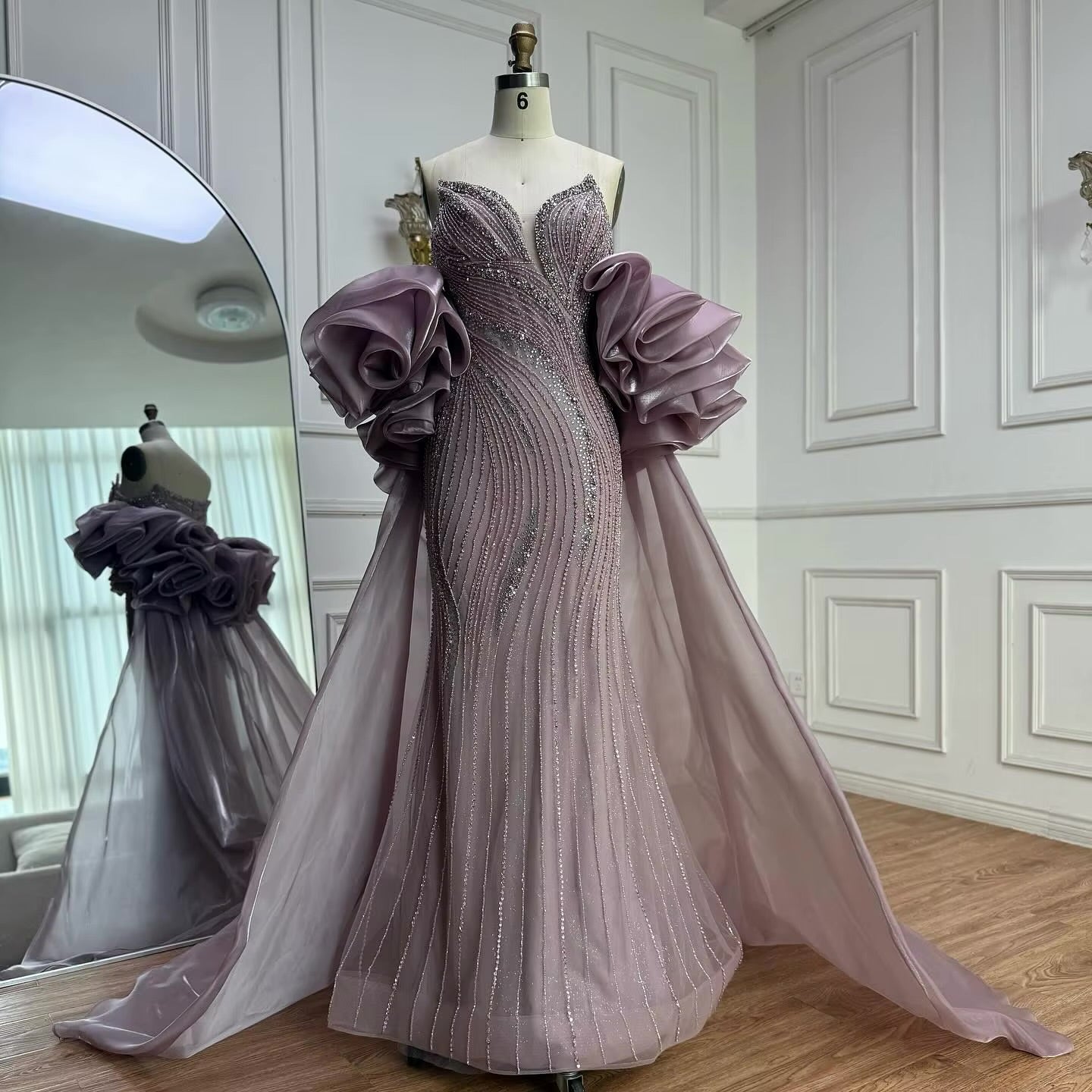 فستان فاخر مطرز مع كايب للمسه أنيقة