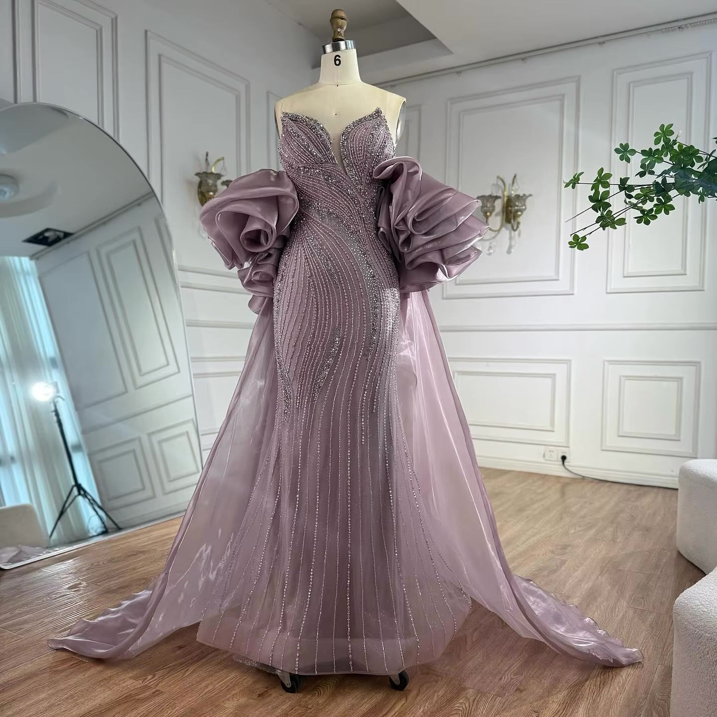 فستان فاخر مطرز مع كايب للمسه أنيقة