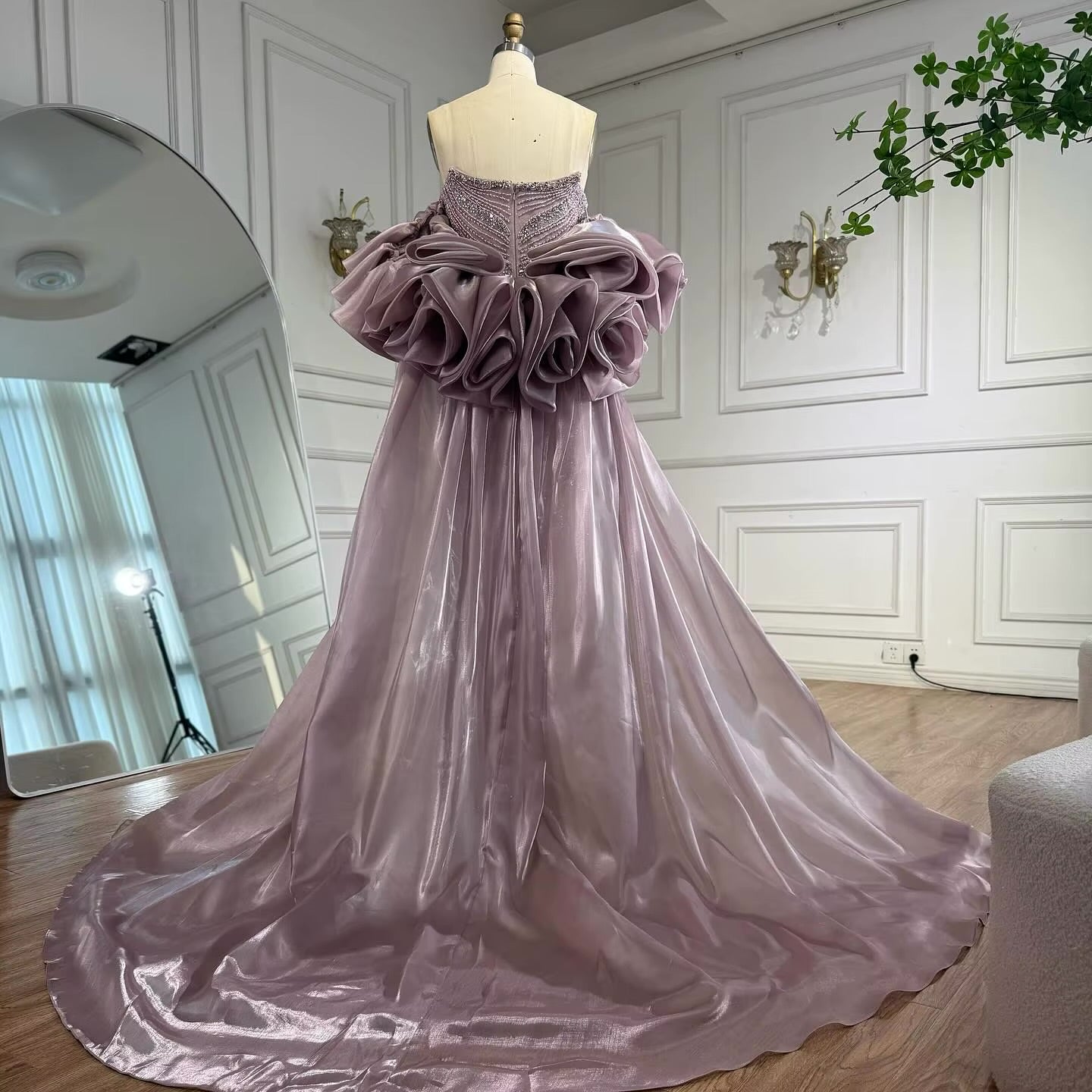 فستان فاخر مطرز مع كايب للمسه أنيقة