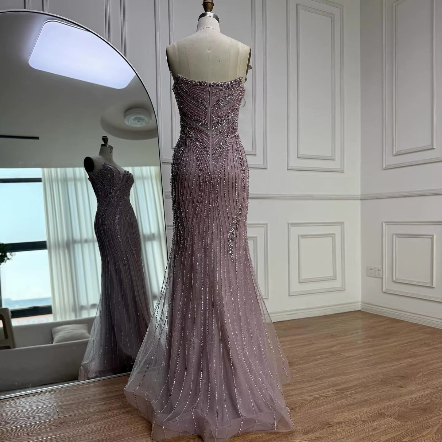 فستان فاخر مطرز مع كايب للمسه أنيقة