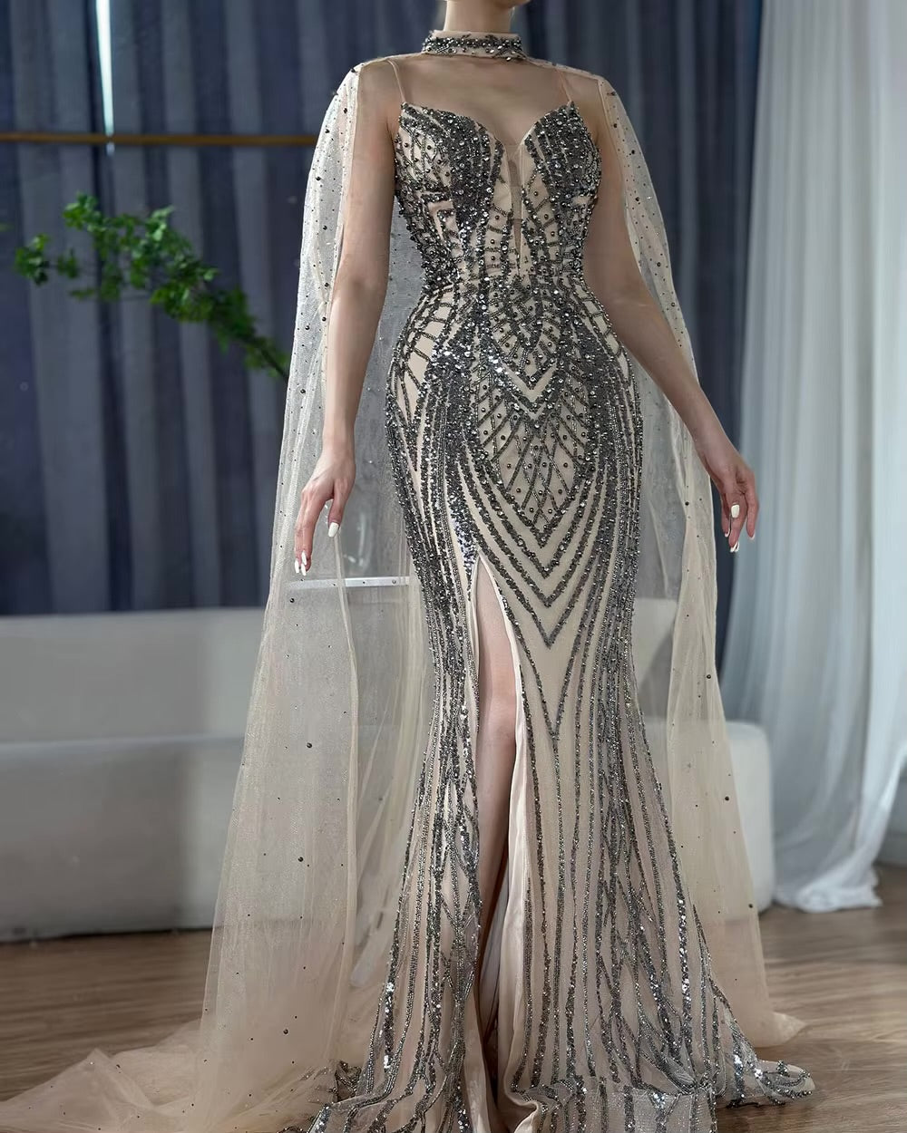 فستان مطرز بتصميم مميز مع كايب طويل