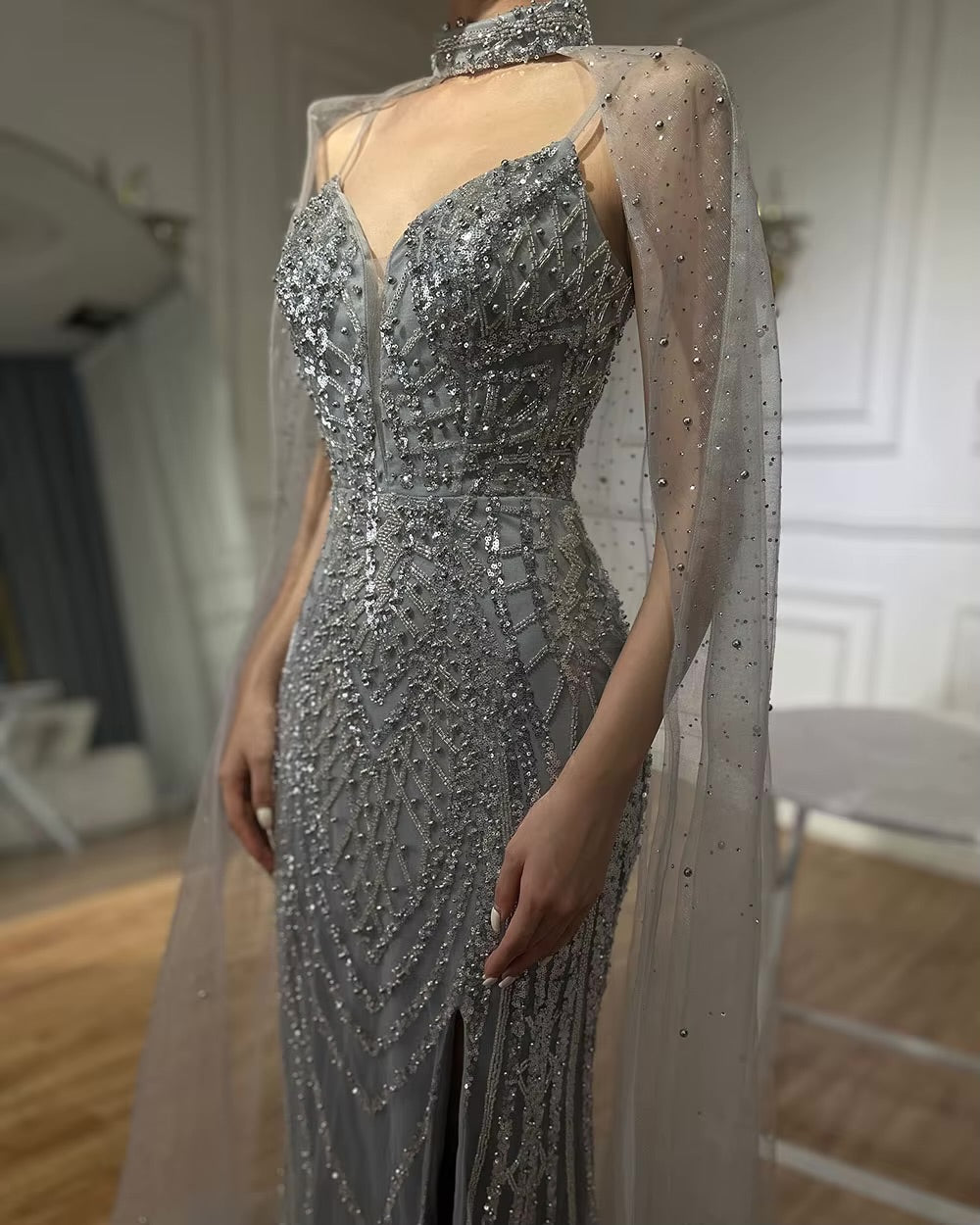 فستان مطرز بتصميم مميز مع كايب طويل